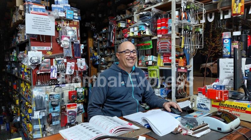 Fernando Sbrolla en el mostrador de la casa de repuestos.