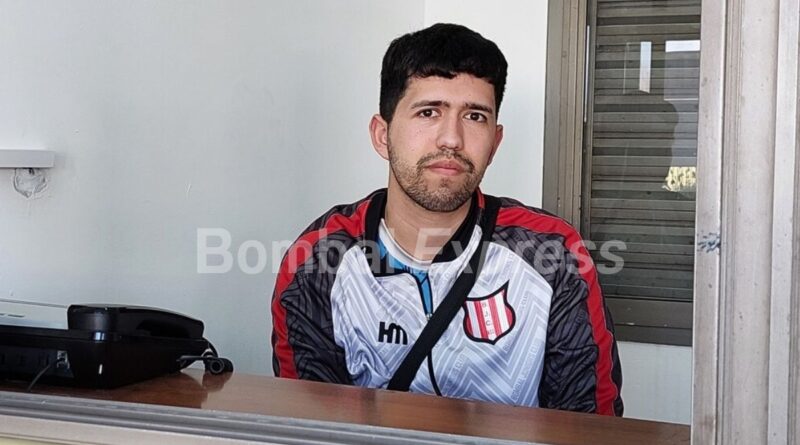 Jesús en la Terminal de Ómnibus de Bombal, trabajando en la boletería.