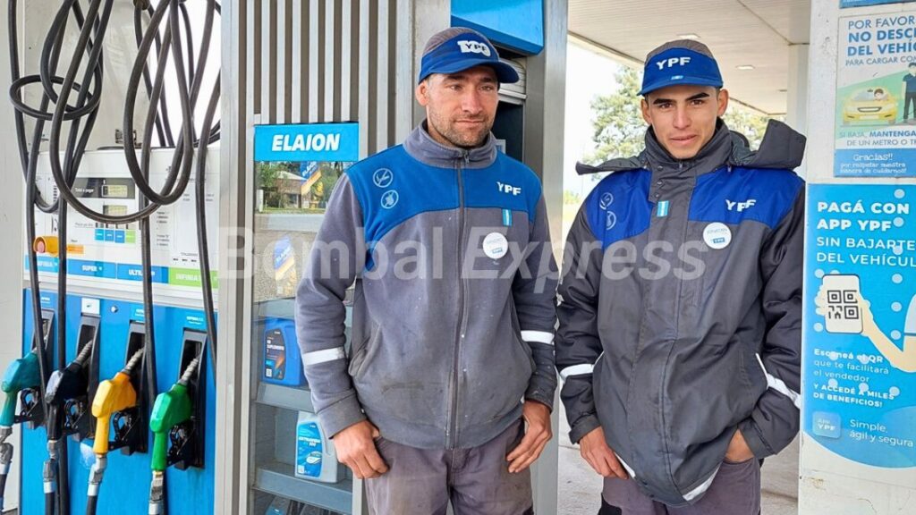 Sandro y Jonatan en la YPF de Bombal, durante una mañana de trabajo.