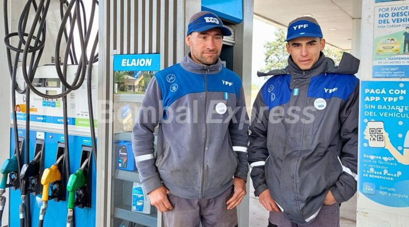 Sandro y Jonatan en la YPF de Bombal, durante una mañana de trabajo.