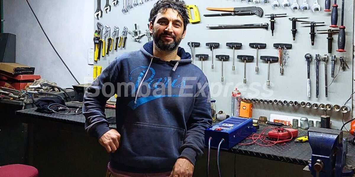 Flavio en su taller de Bombal, en donde hace electricidad para automóviles.