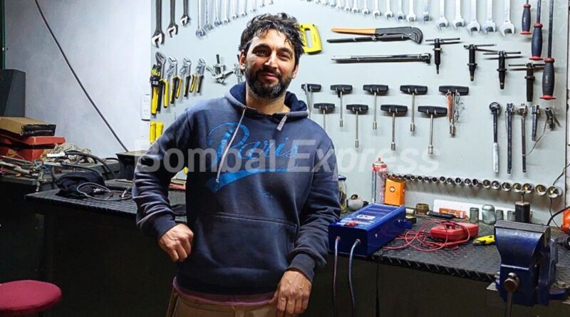 Flavio en su taller de Bombal, en donde hace electricidad para automóviles.