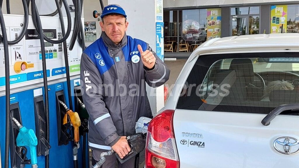 En la YPF de Bombal, Eduardo Pacini cargando combustible a un vehículo.