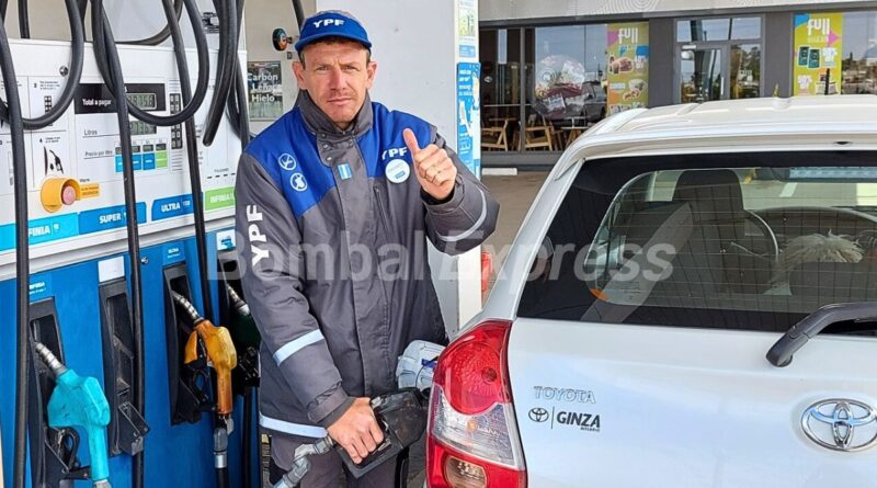 En la YPF de Bombal, Eduardo Pacini cargando combustible a un vehículo.