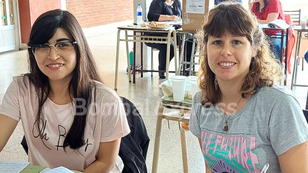 Talía y Rocío, dos vecinas de Bombal en el día de las elecciones generales nacionales.