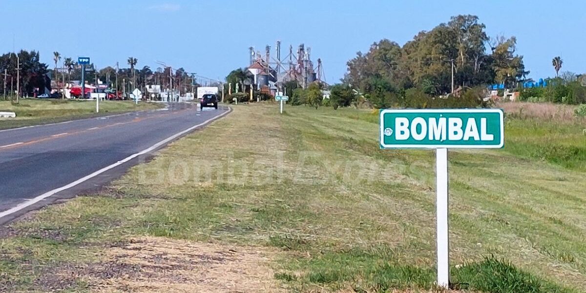 Llegando a Bombal por Ruta 14, vista del cartel indicador y silos.