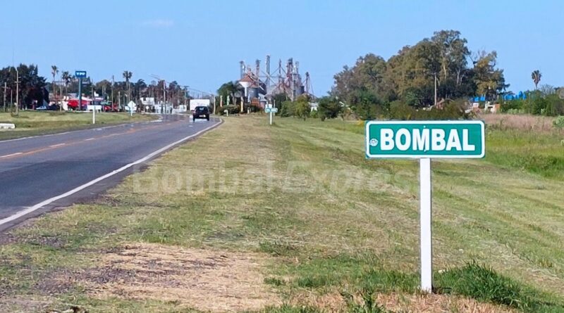 Llegando a Bombal por Ruta 14, vista del cartel indicador y silos.