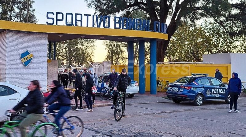 Saliendo del Club Sportivo Bombal:, después de un partido de fútbol, en calma y ordenadamente.