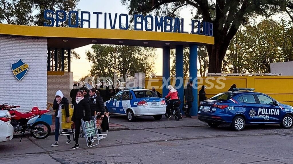 A la salida de la cancha del Club Sportivo Bombal.