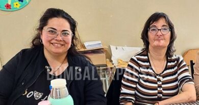 Dos mujeres bombalenses en la mesa electoral, el día de las elecciones generales nacionales.