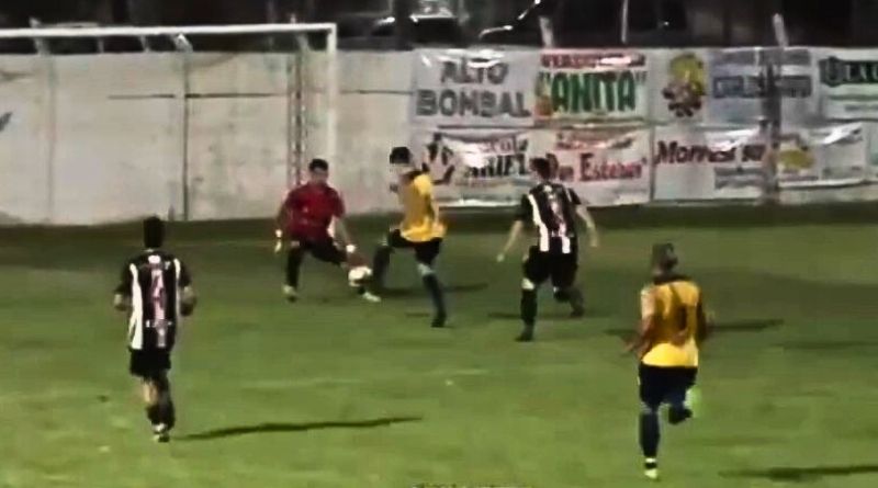 Gorgerino convierte el segundo gol en el partido en que Sportivo Bombal ganó 2 a 0.