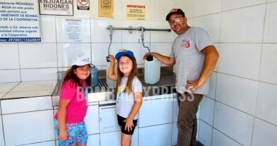 Junto a sus hijas, Mariano carga agua en instalaiones de la Cooperativa de Bombal.
