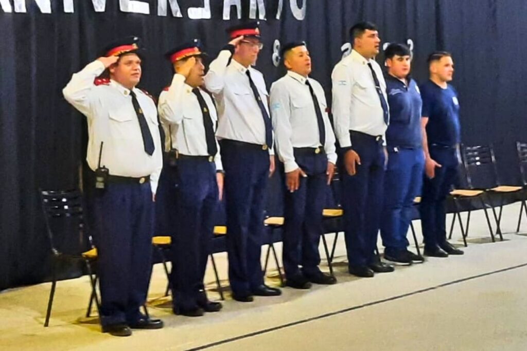 Bomberos saludando, en la celebración del aniversario.