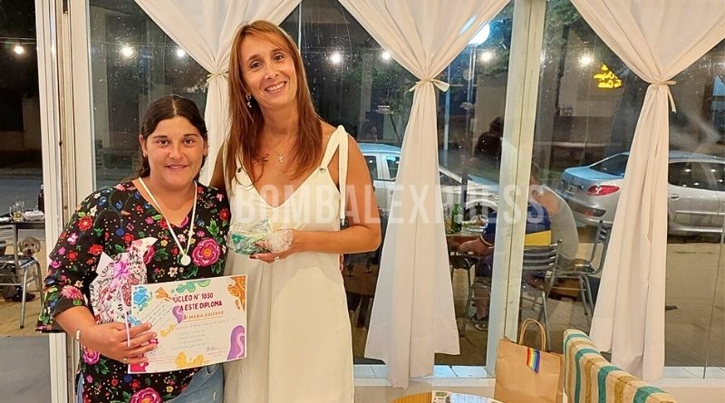 María recibe medalla y diploma en el encuentro de Fin de Año del C.A.E.B.A 309.