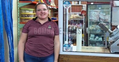 Luz María en su puesto de trabajo, el sector de fiambres del supermercado de la Cooperativa de Bombal.