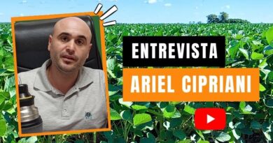 Portada de la entrevista a Ariel Cipriani, al que se lo ve sobre un fondo de cultivo de soja.