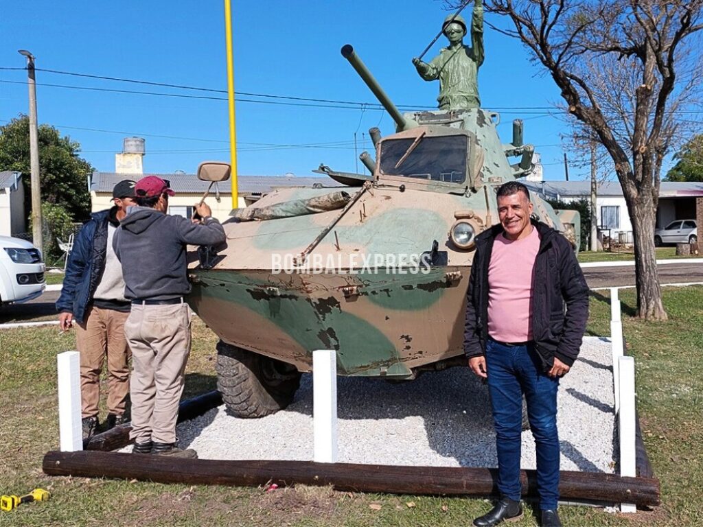 David Segura junto a la tanqueta, anticipando la inauguración del monumento en Miguel Torres.