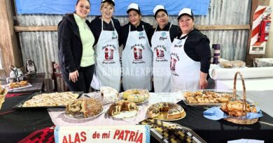 Mujeres de la Academia Alas de mi Patria exhiben los pastelitos y otras recetas dulces cocinadas por ellas mismas.