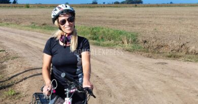 Anabella recorre caminos rurales en su bicicleta.