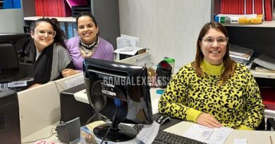 Claudia, Noelia y Mariela, tres alegres vecinas bombalenses en su trabajo.