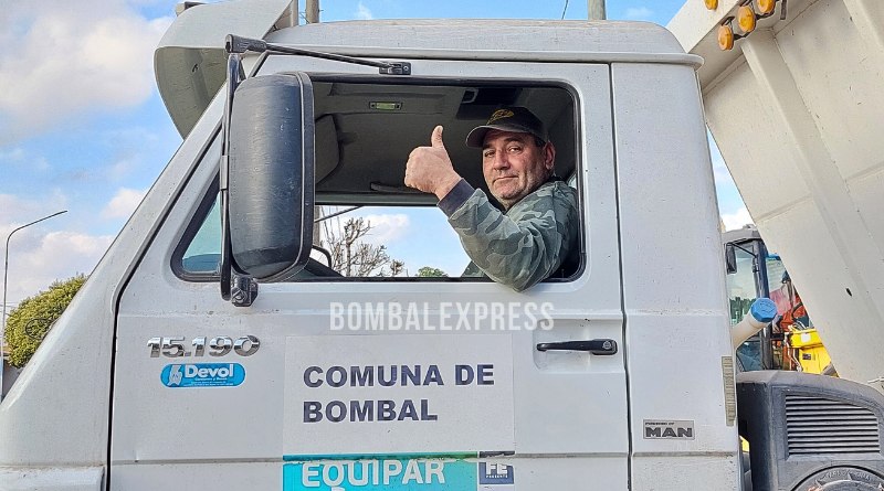 Ricardo García saluda con el pulgar en alto, desde el camión de la Comuna de Bombal.