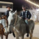 Montados a caballo, Benjamín y Dylan con sus atuendos gauchos.