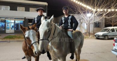 Montados a caballo, Benjamín y Dylan con sus atuendos gauchos.
