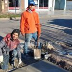 Juan Brizuela y Raúl Quiroz trabajando en las calles de Bombal.