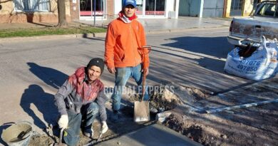 Juan Brizuela y Raúl Quiroz trabajando en las calles de Bombal.