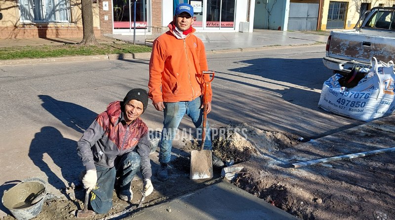 Juan Brizuela y Raúl Quiroz trabajando en las calles de Bombal.