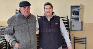 Mario y Javier Paccazocco, en el salón parroquial de Bombal.