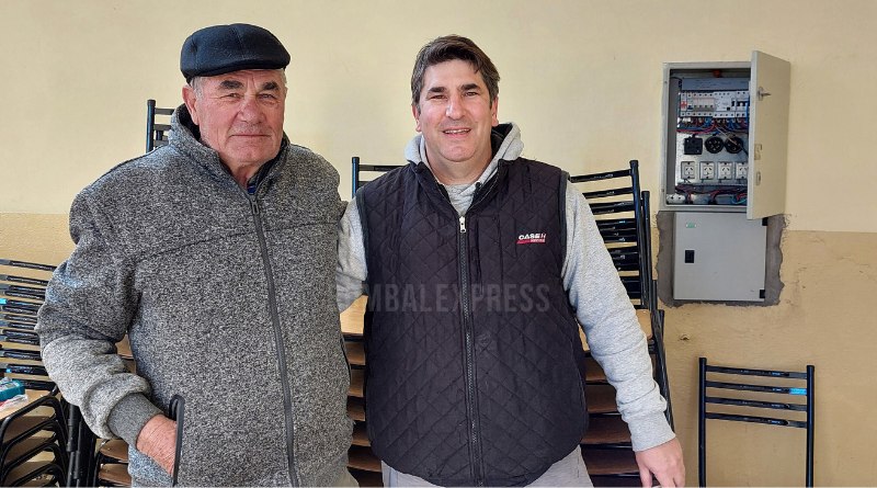 Mario y Javier Paccazocco, en el salón parroquial de Bombal.