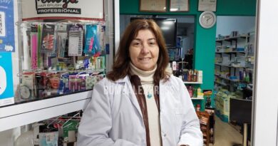 Daniela en la farmacia, hace un alto en su trabajo.