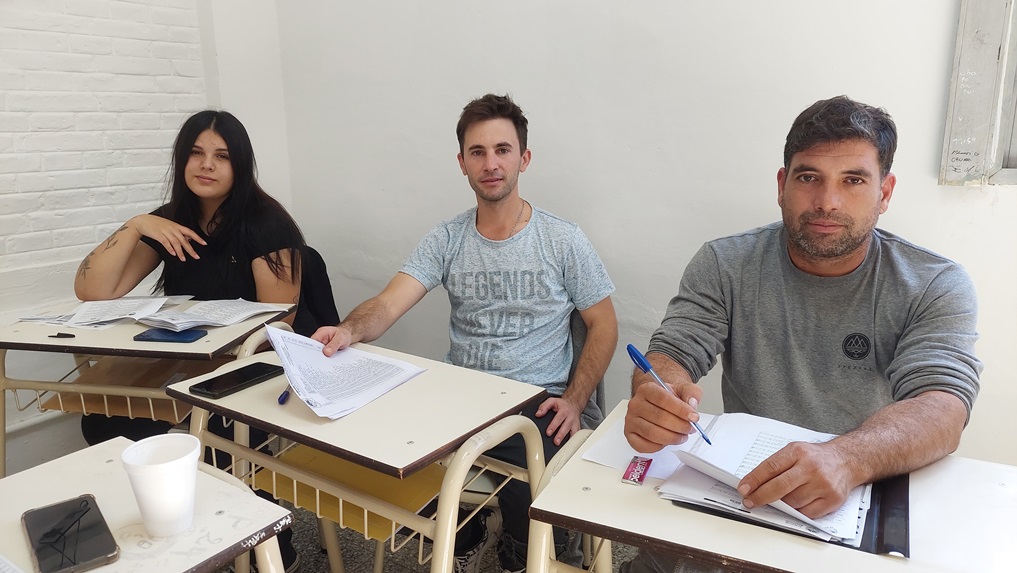 Tres personas en una mesa, en la EESO N°246 de Bombal.