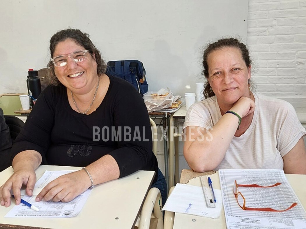 En una de las mesas. Esperando la votación y resultado de las PASO 2025 en Bombal.