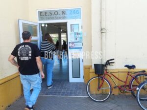 Vecinos ingresando a la EESO N° 246, para cumplir con su voto.
