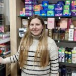 Agustina en Farmacia Biondi, sonriente desde su lugar de trabajo.