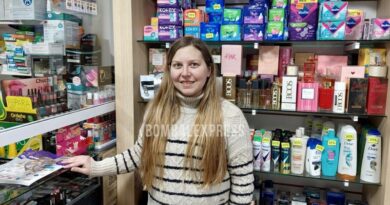 Agustina en Farmacia Biondi, sonriente desde su lugar de trabajo.