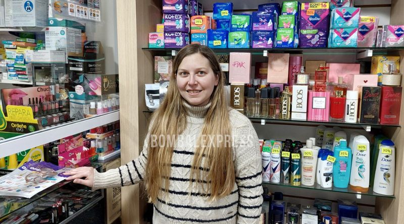 Agustina en Farmacia Biondi, sonriente desde su lugar de trabajo.