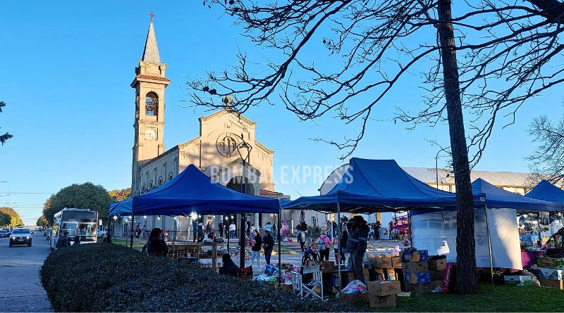 Foto de la plaza y la iglesia, el 4 de agosto 2025.