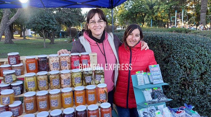 Cecilia y Amelia, en el stand de Auma - Mermelada Artesanal.
