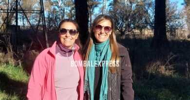 Lucía y Cecilia, dos bombalenses disfrutando en el campo. (Ph: Pablo Harvey).