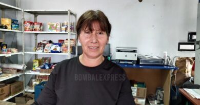 Sonriente, Susana trabaja en lo que le gusta.