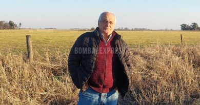En un momento de recorrida por zona rural, Omar Bonifazi. (Ph: Pablo Harvey).