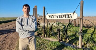 Luis Soldani frente al ingreso a Santa Elvira.