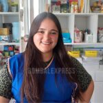 Milagros, sonriente, atiende en el maxiquiosco.