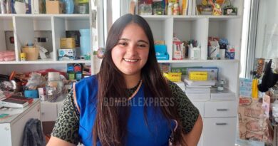Milagros, sonriente, atiende en el maxiquiosco.