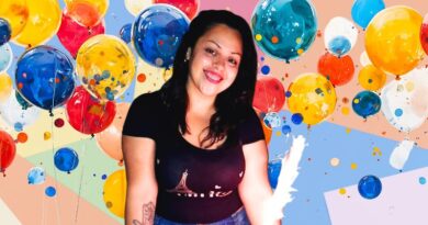 Foto con fondo de globos, por el cumpleaños de Karen Espíndola.