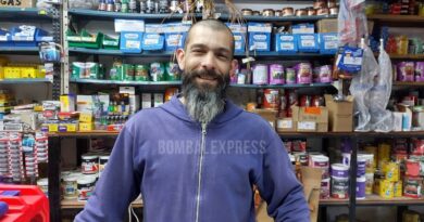 Emiliano, en la ferretería, con buzo violeta.