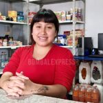 Tatiana detrás del mostrador, en un comedor.